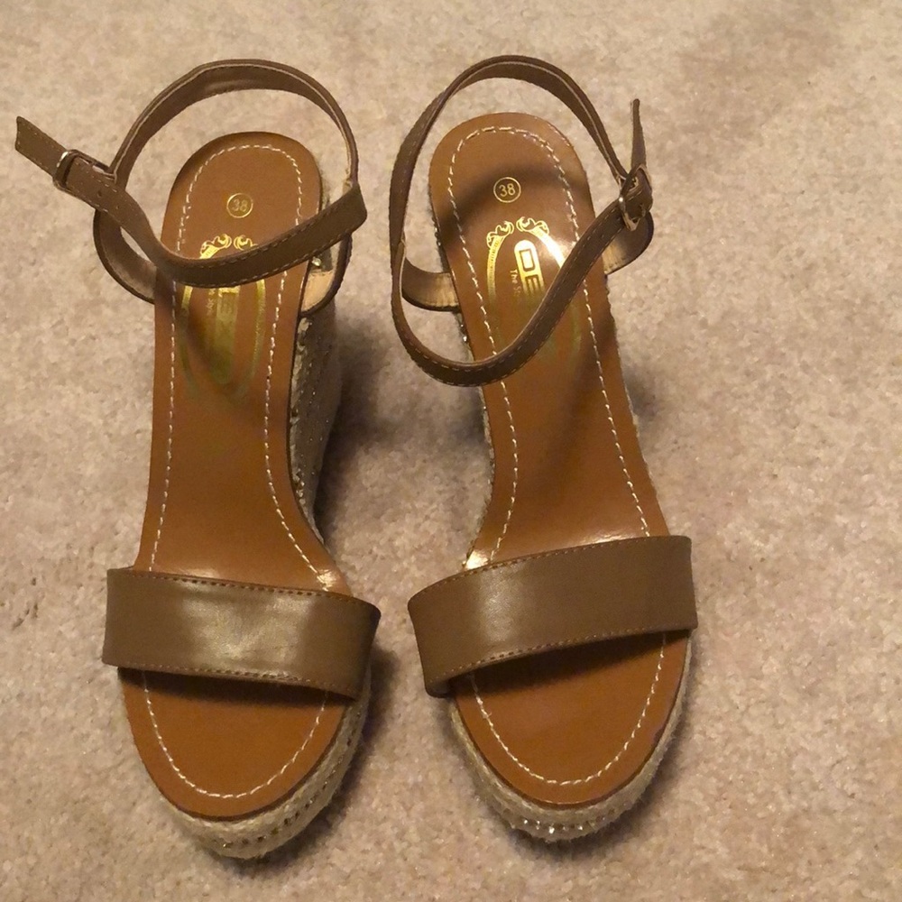 Women’s platform sandal size 38
